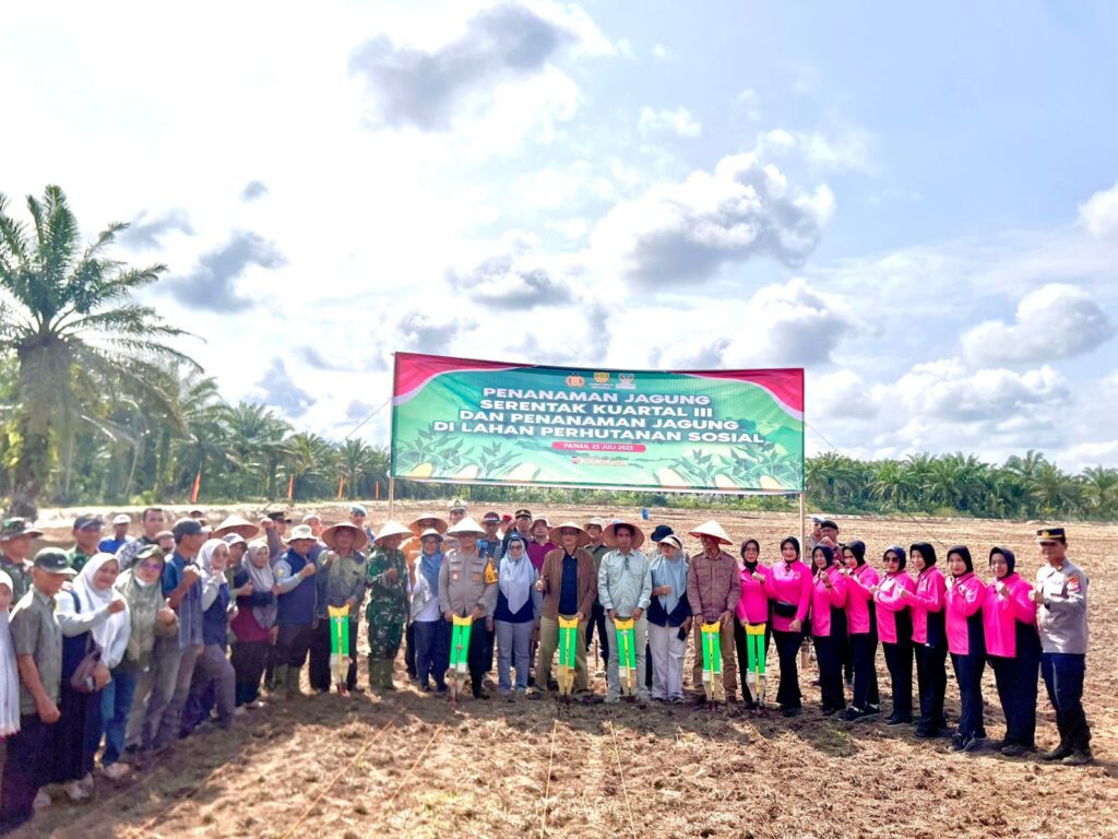 Bupati Hendrajoni Hadiri Tanam Jagung Serentak Polres Pessel
