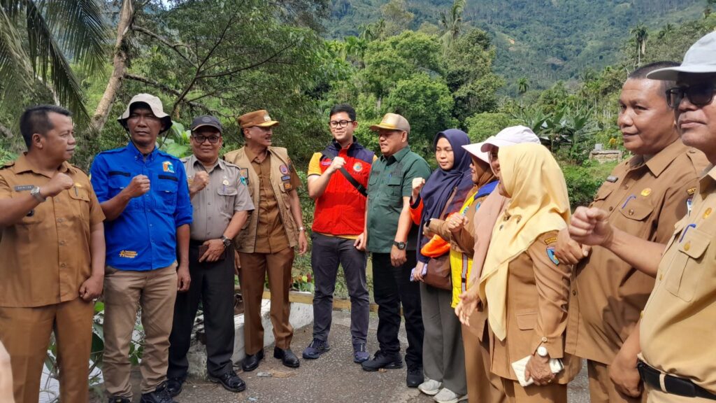 Pesisir Selatan – Bupati Pesisir Selatan, Hendrajoni, bersama tim teknis dari Badan Nasional Penanggulangan Bencana (BNPB) Pusat meninjau kondisi jembatan gantung di Kampung Tanjung, Nagari Duku Utara, Kecamatan Koto XI Tarusan, Selasa (19/8/2025). Jembatan gantung yang menjadi akses vital warga tersebut dilaporkan hanyut diterjang banjir beberapa waktu lalu. Akibatnya, ratusan jiwa yang tinggal di seberang sungai mengalami kesulitan dalam beraktivitas, termasuk untuk menuju sekolah, pasar, dan fasilitas kesehatan. “Kunjungan ini adalah bentuk kepedulian pemerintah daerah bersama BNPB Pusat dalam melihat langsung kondisi fasilitas publik yang sangat penting bagi aktivitas masyarakat,” ujar Hendrajoni di sela-sela peninjauan tersebut. Tim teknis BNPB Pusat yang turut hadir melakukan pengecekan struktural dan menyimpulkan bahwa jembatan tidak lagi bisa dimanfaatkan. Pemerintah berencana membangun jembatan permanen sebagai pengganti. Hendrajoni menegaskan pihaknya akan segera menyusun laporan teknis bersama BNPB untuk diajukan ke pemerintah pusat. "Kita tidak bisa menunggu terlalu lama karena ini menyangkut keselamatan warga. Pemerintah daerah siap bersinergi dengan BNPB dan instansi terkait agar perbaikan dapat segera dilaksanakan,” katanya. Tokoh masyarakat setempat, Simon Tanjung (48), menyambut baik kunjungan tersebut. “Alhamdulillah, kami bersyukur pemerintah cepat merespon. Semoga perbaikan jembatan ini segera dilakukan agar masyarakat bisa beraktivitas dengan aman,” ucapnya. Hadir dalam peninjauan tersebut Ketua DPRD Pesisir Selatan Darmansyah, Kepala Dinas PUPR, Kepala BPBD, Camat Koto XI Tarusan, Walinagari Duku Utara, serta sejumlah tokoh masyarakat setempat.