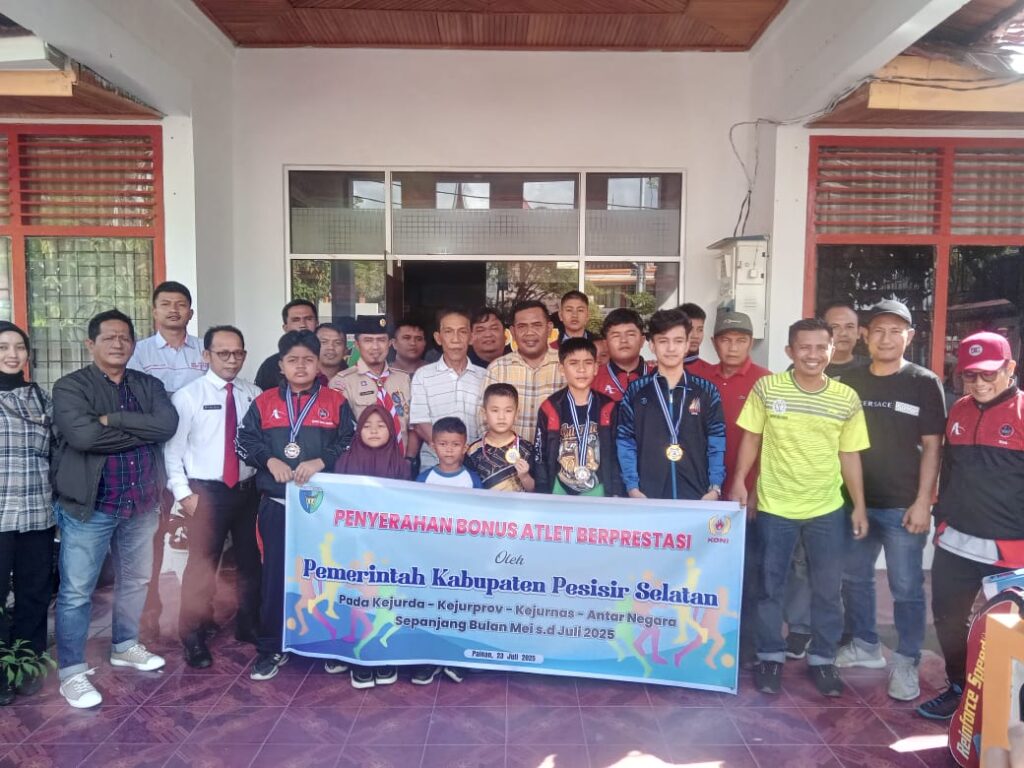 Penyerahan bonus kepada atlet berprestasi