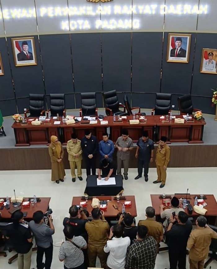 RAPAT PARIPURNA DPRD KOTA PADANG