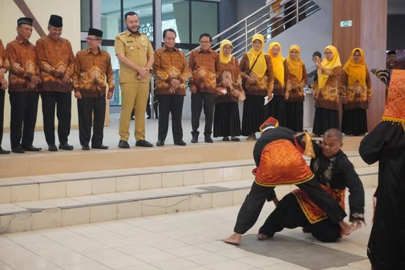 Semangat Tetap Membara, Lansia PWRI Padang Tampilkan Atraksi Silat dan Tarian di HUT ke-63