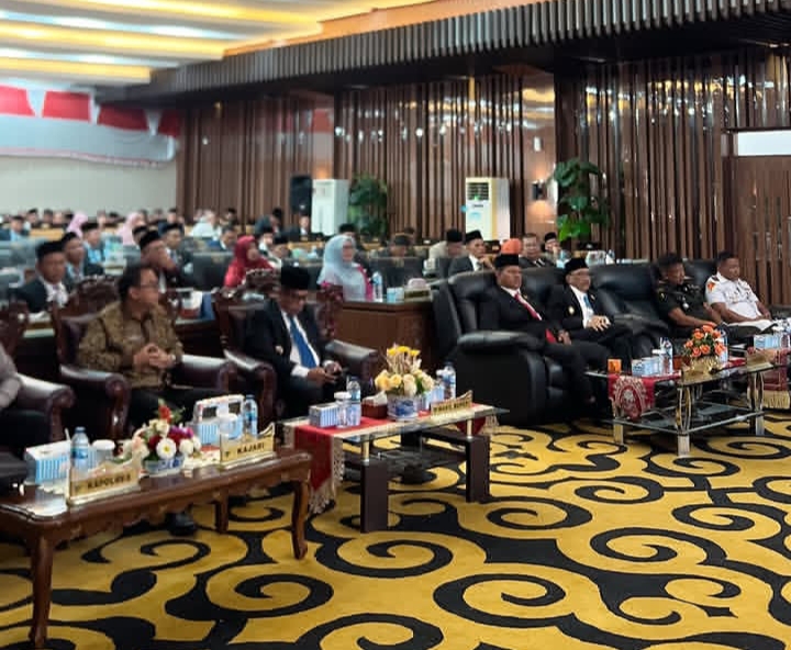 BUPATI DAN WAKIL BUPATI PESSEL MENGIKUTI RAPAT PARIPURNA