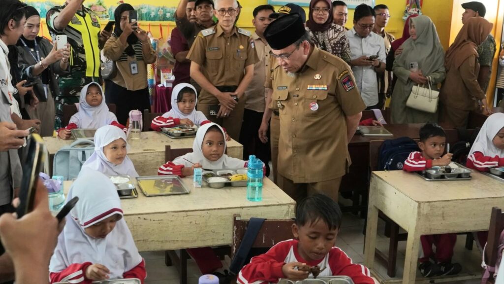 WAWAKO PADANG DATANG KESEKOLAH YANG SUDAH MENERIMA MAKAN GIZI GRATIS