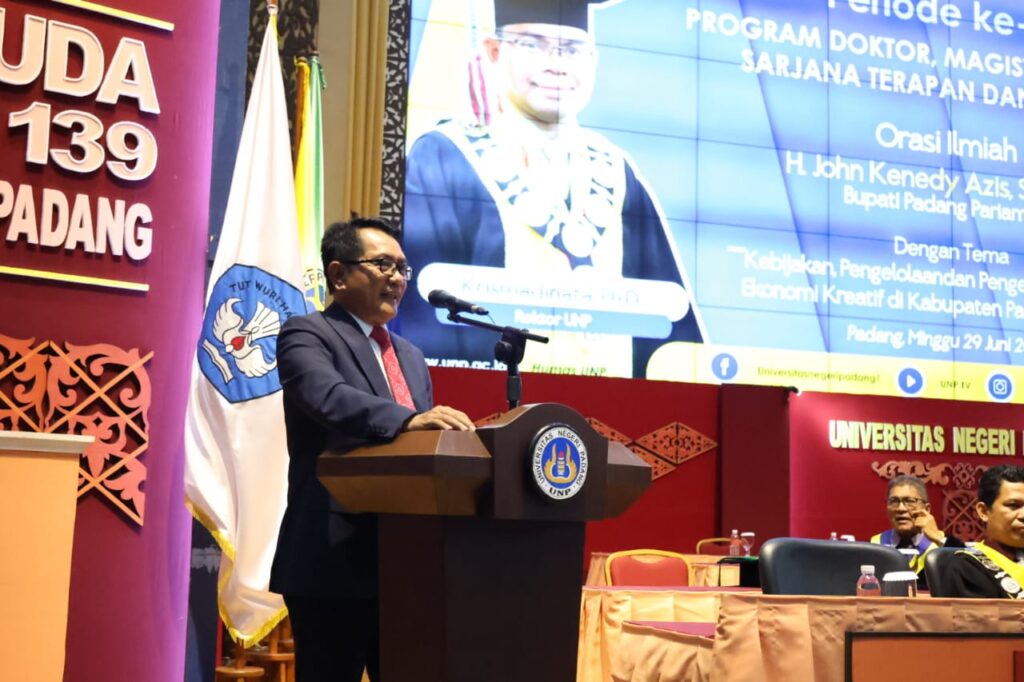 bupati padang pariaman orasi di wisuda unp