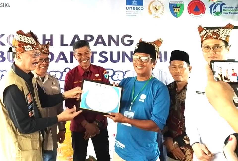 pengukuhan nagari amping parak sebagai Tsunami Ready Community