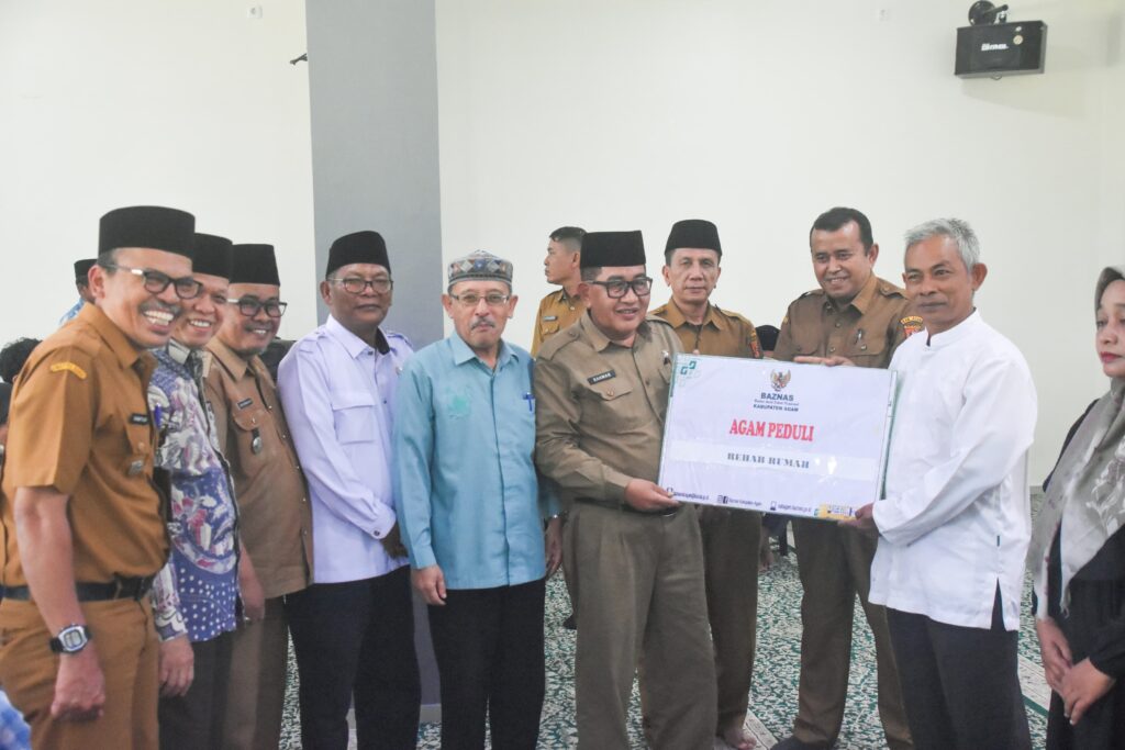 wabub agam menyerahkan bantuan zakat