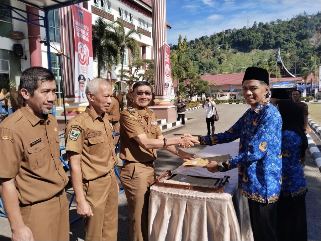 Bupati Pesisir Hendrajoni Serahkan SK 401 Orang PPPK