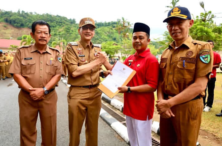 Bupati Pesisir Selatan Serahkan Salinan Akta dan NIB Koperasi Desa Merah Putih