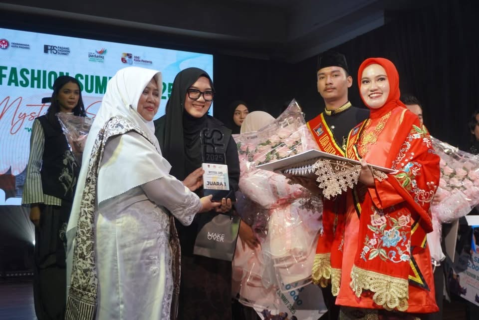 Desainer muda juara 1 padang fashion