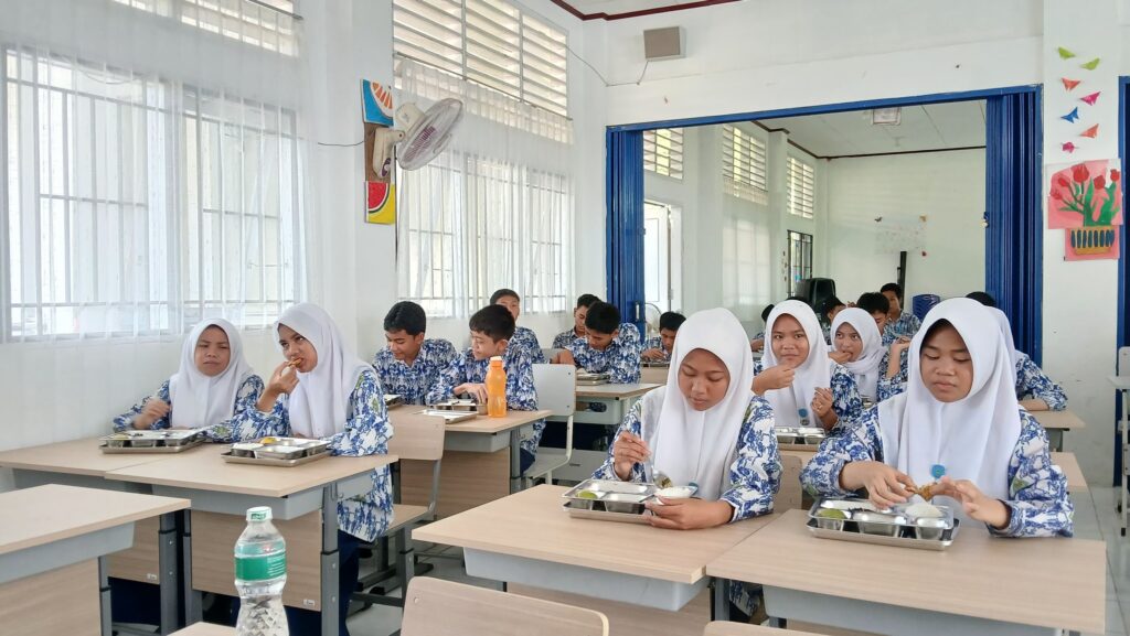 MBG Hadir di SMP 13 Padang, Ringankan Beban Siswa Kurang Mampu
