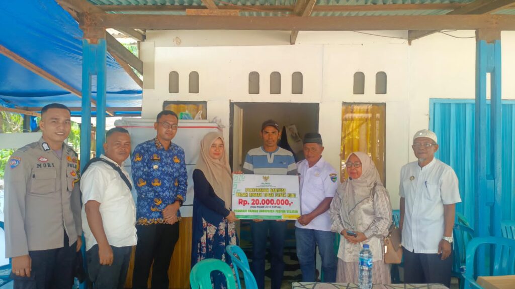 etua GOW Oktarina Risnaldi Serahkan Bantuan Rumah