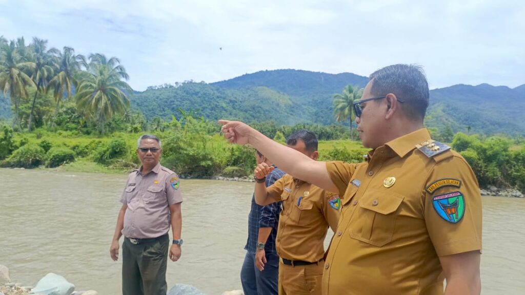 Tinjau Batang Bayang, Wabup Risnaldi: Pemprov Sumbar Tindaklanjuti Pengamanan Tebing