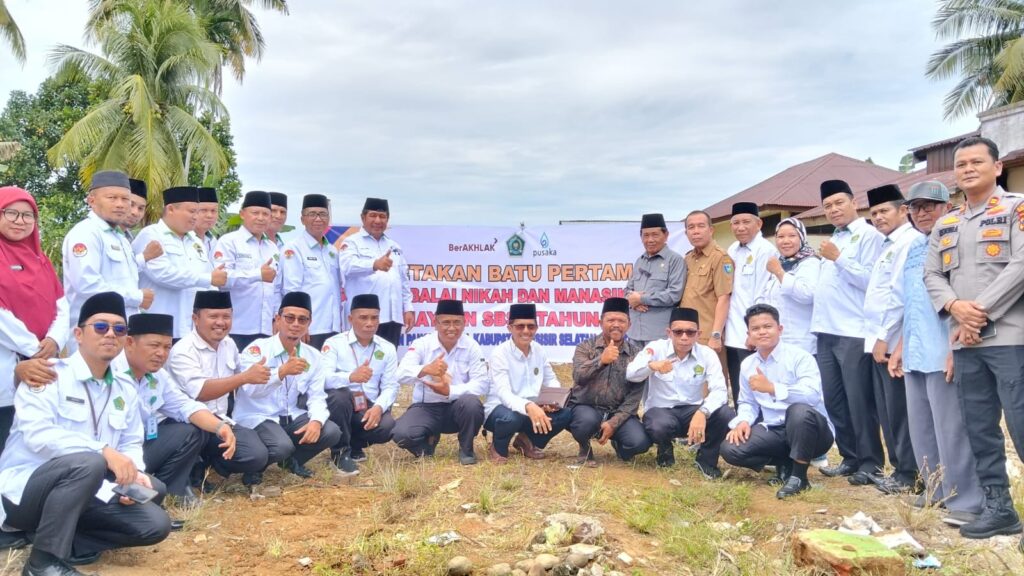 — Anggota DPR RI sekaligus Ketua TP-PKK Pesisir Selatan, Lisda Hendrajoni, menghadiri secara virtual kegiatan Sosialisasi Temu Penghulu se-Kecamatan Pancung Soal sekaligus peresmian peletakan batu pertama pembangunan Gedung Balai Nikah dan Manasik Haji Kantor Urusan Agama (KUA) Pancung Soal, Kabupaten Pesisir Selatan, Rabu (6/8/2025). Kegiatan yang berlangsung di Gedung Serbaguna Kecamatan Pancung Soal ini dihadiri oleh para penghulu, tokoh agama, penyuluh agama, wali nagari, masyarakat setempat, serta jajaran Kementerian Agama dari tingkat kabupaten hingga Kanwil Provinsi Sumatera Barat. Dalam sambutannya secara daring, Lisda Hendrajoni menyampaikan bahwa pembangunan Gedung Balai Nikah ini merupakan bagian dari upayanya di Komisi VIII DPR RI untuk menghadirkan pelayanan keagamaan yang lebih baik dan terstandar. “Saya sangat mengapresiasi semangat semua pihak dalam menyukseskan kegiatan ini. Gedung ini akan menjadi fasilitas penting untuk pelayanan nikah, manasik haji, serta pembinaan keagamaan bagi masyarakat,” ujar Lisda. Ia juga menekankan pentingnya peran penghulu yang profesional serta ketersediaan fasilitas memadai dalam membangun keluarga yang sakinah, mawaddah, dan warahmah. “Dengan kegiatan ini, saya berharap masyarakat semakin memahami peran besar para penghulu yang selama ini bekerja secara senyap namun berdampak besar bagi kehidupan keluarga,” tambahnya. Sementara itu, Kepala Kantor Wilayah Kementerian Agama Provinsi Sumatera Barat yang diwakili Kepala Bidang Urusan Agama Islam, Yosef Chairul, menyampaikan apresiasi atas terselenggaranya kegiatan tersebut. Ia menilai temu penghulu menjadi ajang penting untuk memperkuat koordinasi dan meningkatkan pelayanan kepada masyarakat. “Pertemuan ini sangat luar biasa. Para penghulu bisa saling berbagi informasi dan pengalaman. Saya sangat berterima kasih kepada Ibu Lisda Hendrajoni yang telah menggagas kegiatan ini, meskipun beliau hadir secara virtual,” kata Yosef. Ia menegaskan bahwa pembangunan Gedung Balai Nikah dan Manasik Haji merupakan bentuk nyata perhatian negara terhadap penguatan layanan keagamaan di tengah masyarakat. “Gedung ini bukan sekadar fasilitas administratif, tetapi juga akan menjadi pusat pembinaan keluarga dan keagamaan yang representatif bagi masyarakat Pancung Soal,” lanjutnya. Prosesi peletakan batu pertama dilakukan oleh Yosef Chairul bersama tokoh masyarakat dan perwakilan KUA Pancung Soal. Yosef berharap gedung tersebut dapat segera difungsikan dan memberikan manfaat optimal bagi masyarakat. “Kami ingin gedung ini menjadi rumah besar pelayanan umat untuk urusan pernikahan, manasik haji, hingga pembinaan keluarga,” ucapnya. Yosef juga menyampaikan bahwa hingga 2025, baru 42 kecamatan di Sumatera Barat yang memperoleh bantuan pembangunan Gedung Balai Nikah dan Manasik Haji. Ia berharap jumlah tersebut dapat terus bertambah agar menjangkau lebih banyak daerah. Anggota DPRD Provinsi Sumatera Barat, Bakri Bakar, yang turut hadir dalam kegiatan tersebut juga menyampaikan apresiasinya atas kerja keras Lisda Hendrajoni dan Kementerian Agama dalam merealisasikan pembangunan gedung tersebut. “Ini adalah fasilitas yang sudah lama dinantikan masyarakat. Kehadirannya akan menjadi pusat pembinaan dan penguatan nilai-nilai keluarga di Pancung Soal,” ujar Bakri. Dengan berdirinya gedung ini, masyarakat diharapkan dapat merasakan langsung peningkatan kualitas dan kenyamanan layanan keagamaan.