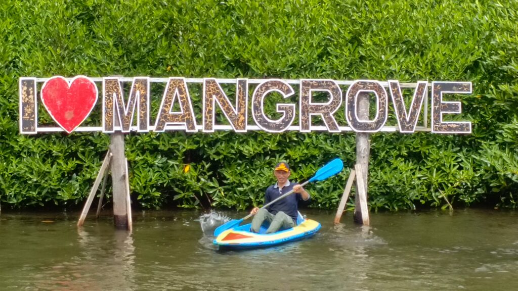 Sekda Mawardi Roska Naik Kano di Desa Wisata Amping Parak