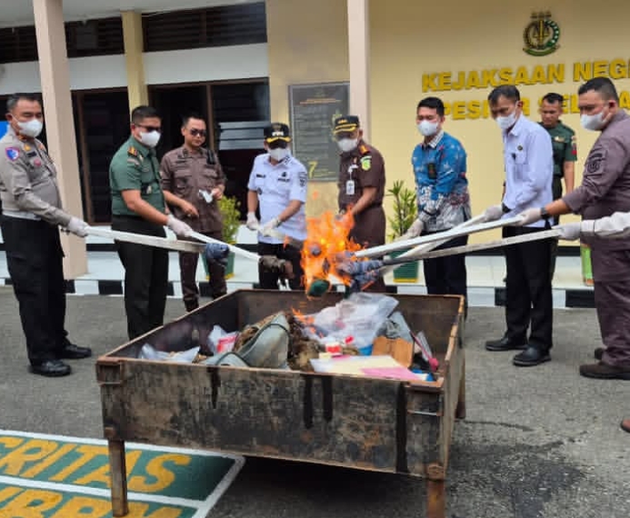 Wakil Bupati Risnaldi Hadiri Kegiatan Pemusnahan Barang Bukti Tindak Pidana Umum di Kejaksaan Negeri Pesisir Selatan